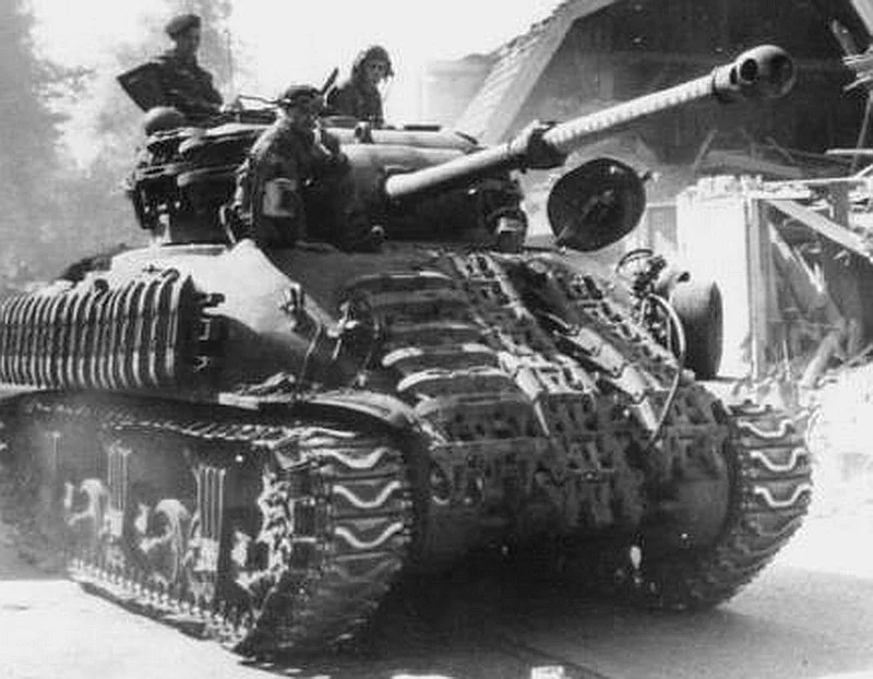 Sherman_Firely_tank_8_CH_PL_Putten_Holland_1945