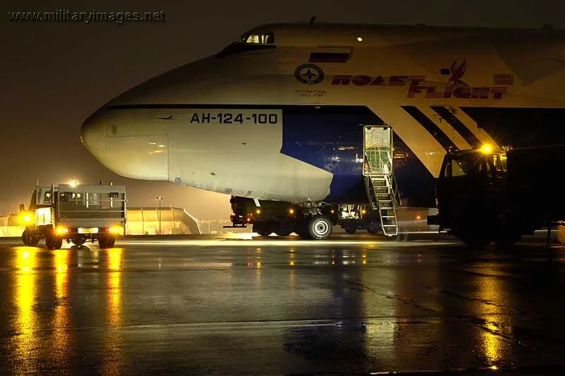 Side shot the An-124