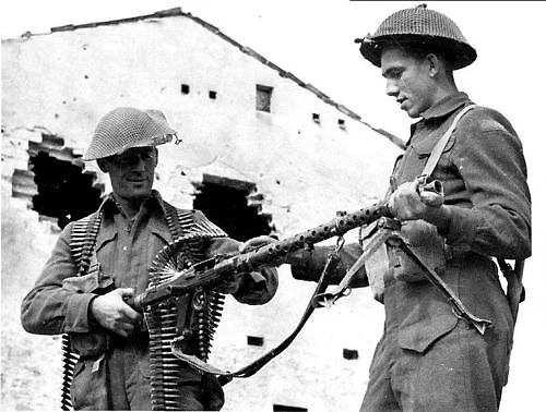 Soldiers and MG42 | A Military Photos & Video Website