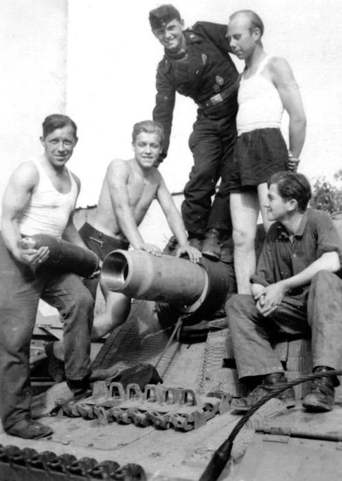 Sturmpanzer-iv-crew_8303052845_o