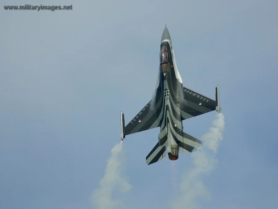 Teamwork_F16_Climbing_Vertically