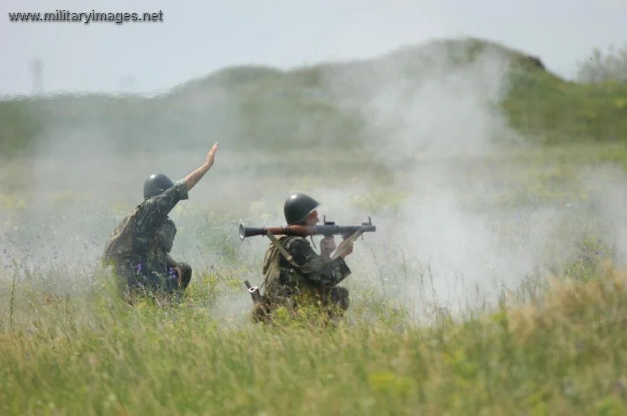 Ukrainian soldiers firing a rocket propelled grenade