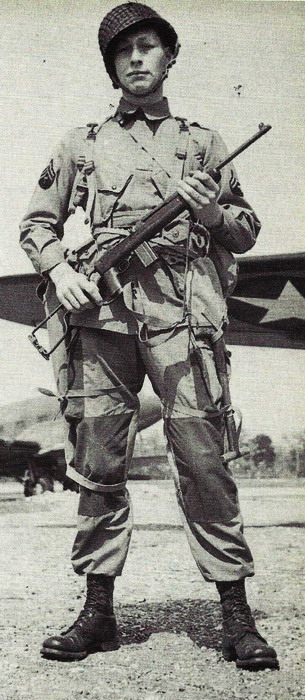 US Soldier with M1A1 Carbine.30