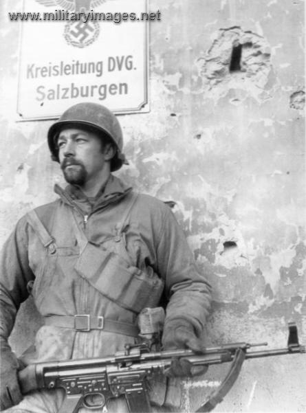 US Soldier with StG44