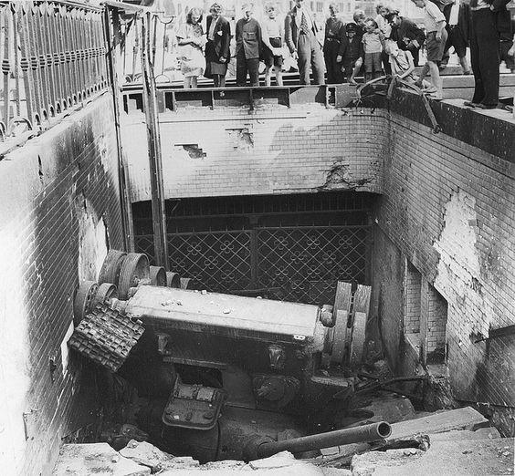 1945, Allemagne, Berlin, un char russe T 34-85 est tombé dans la bouche de métro de l'Alexanderplatz | by ww2gallery