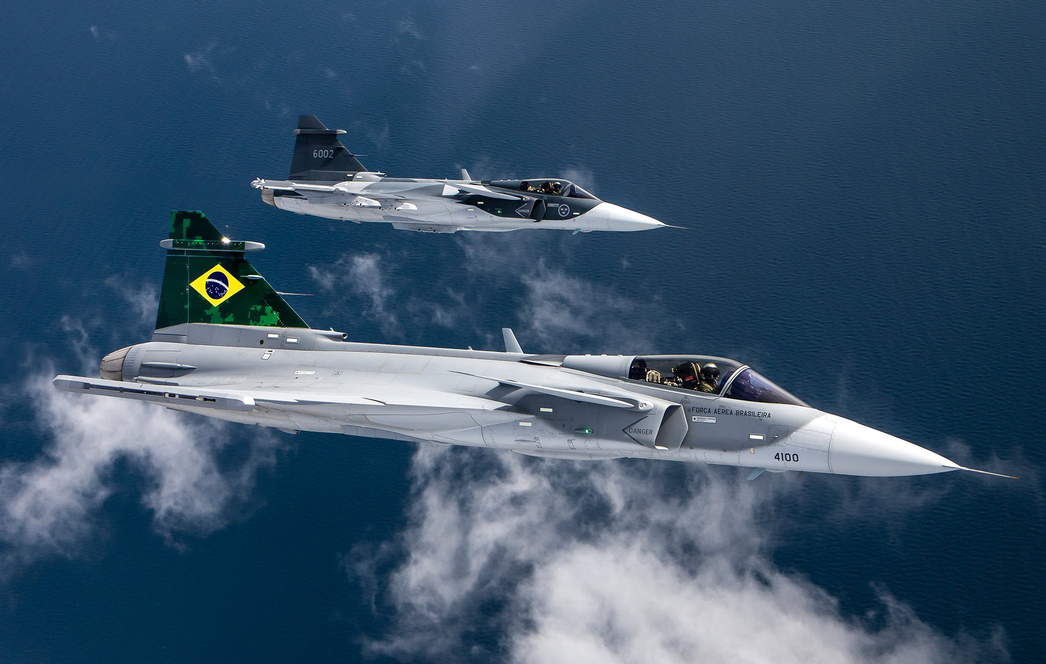 Gripens-do-Brasil-e-Suecia-voando-juntos-5.jpg