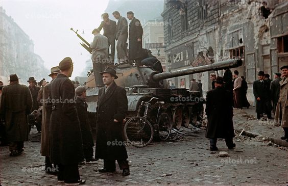 UNGARN, 10.1956.Budapest, VIII./IX. Bezirk.Ungarn-Aufstand / Hungarian uprising 23.10.-04.11.1956:.Verlassener sowjetischer Panzer des Typs ...