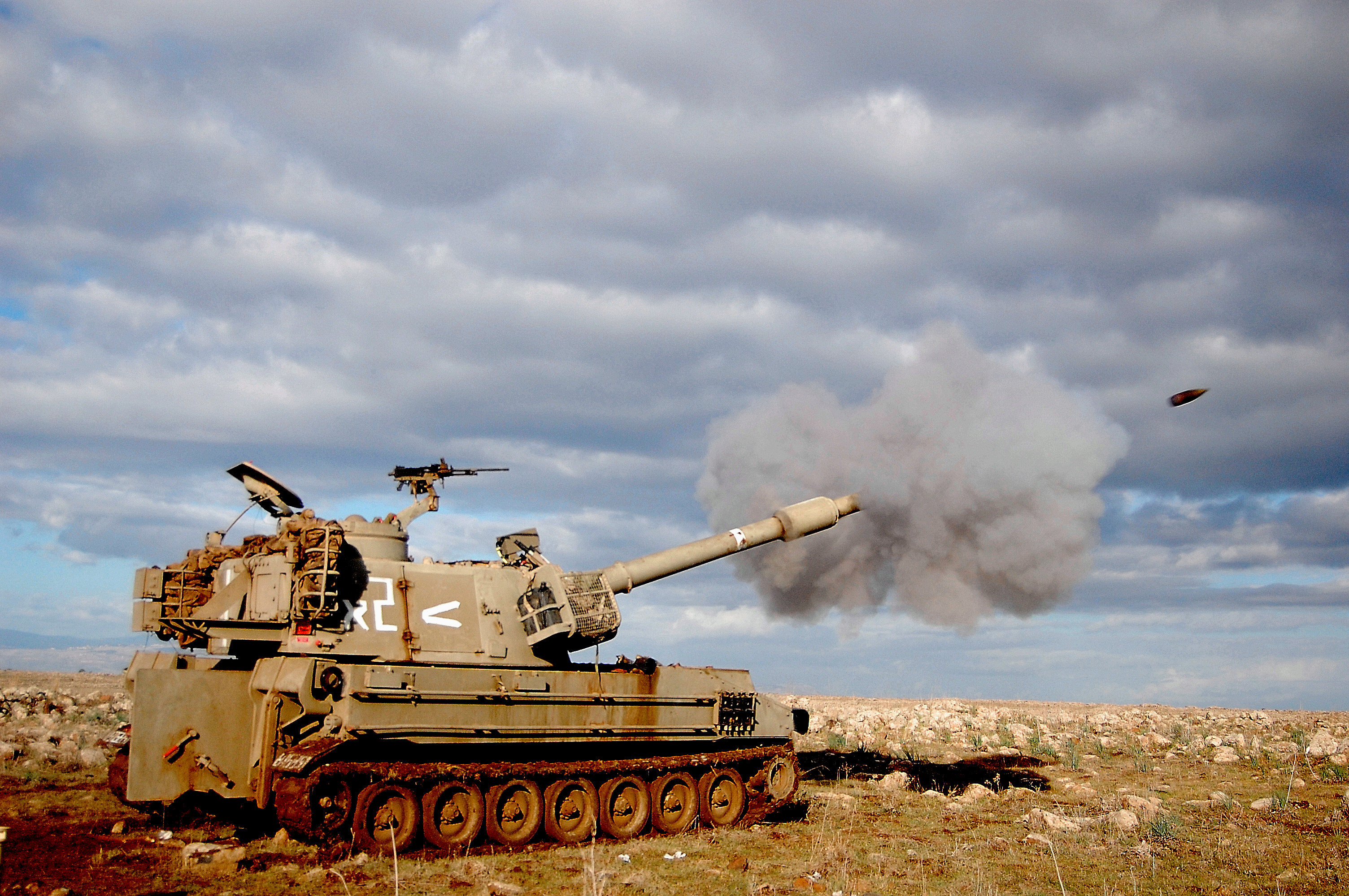 Cannon_fire_-_M109_self-propelled_howitzer.jpg