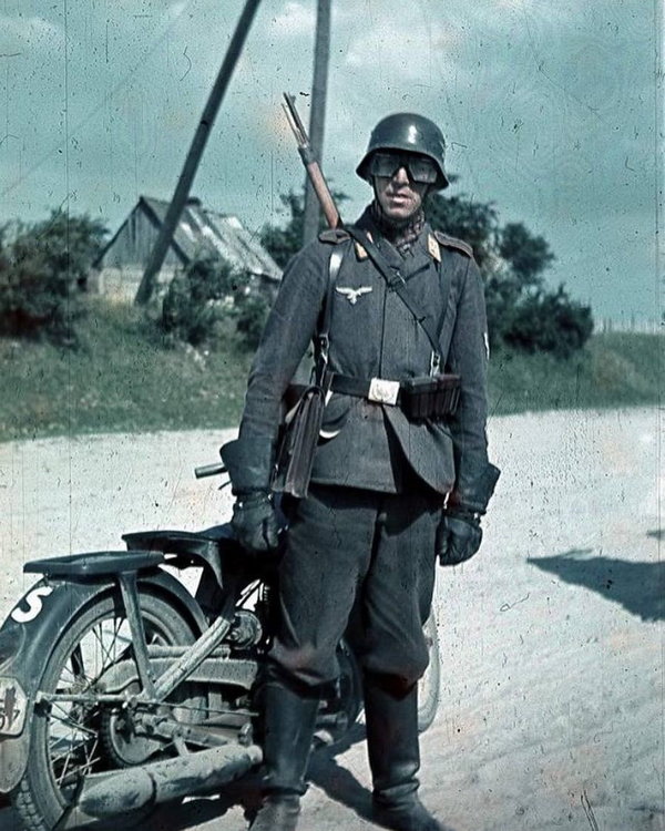 1352815671_luftwaffedispatchridermotorcyclegerman.thumb.jpg.282155e124cd7225a831171d4c78f9f2.jpg