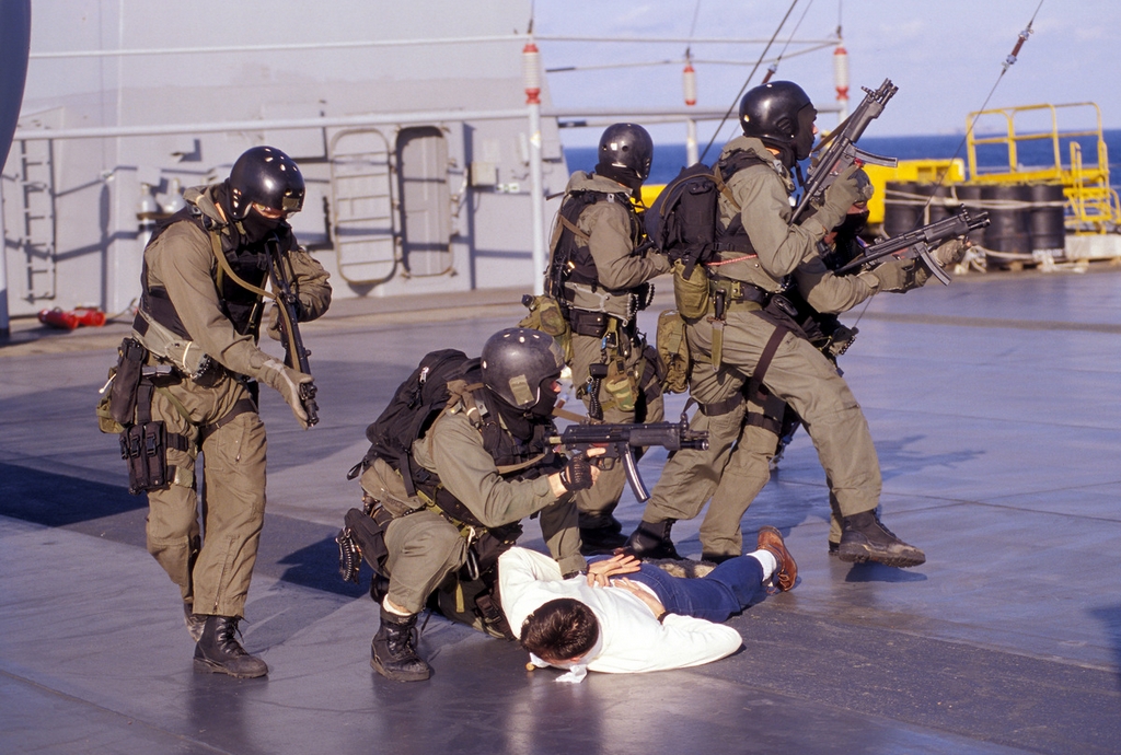 SEALs-armed-with-MP5s04.jpg