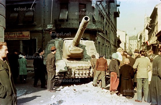 UNGARN, 10.1956.Budapest, VIII. Bezirk.Ungarn-Aufstand / Hungarian uprising 23.10.-04.11.1956:.Verlassenes sowjetisches Sturmgeschuetz in de...